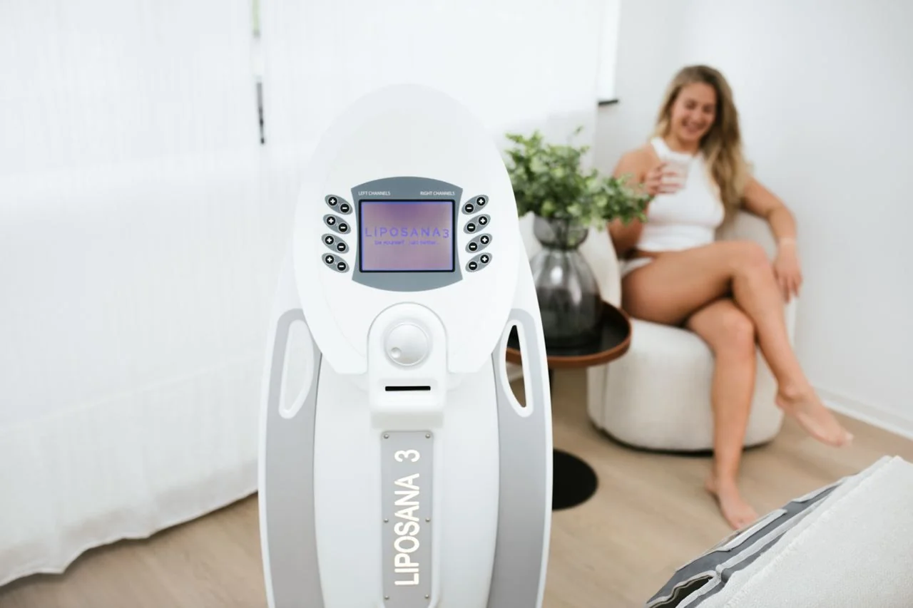LIPOSANA 3 Systemgerät im Behandlungsraum von Just Beauty.