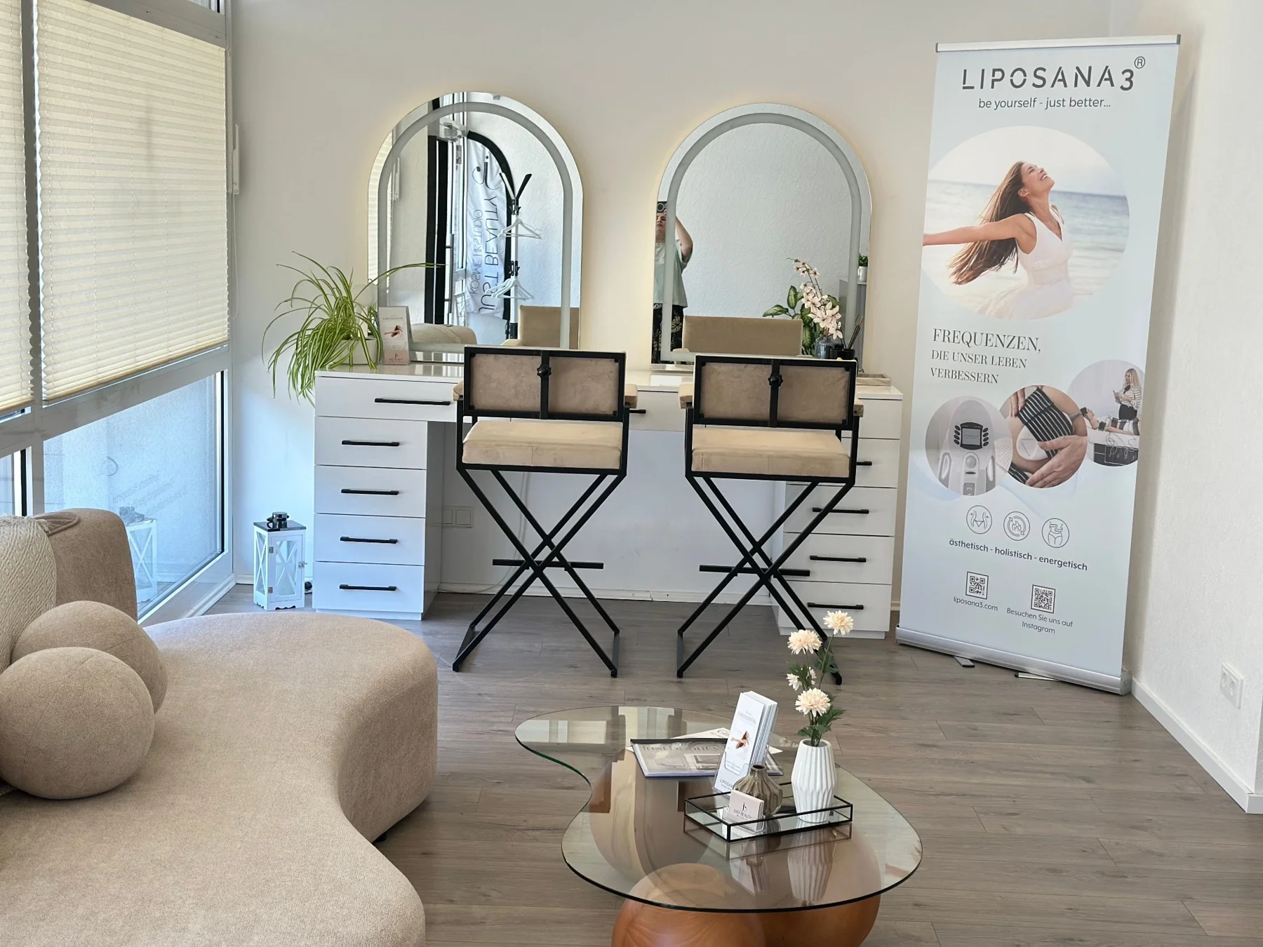 Heller Empfangs- und Beratungsbereich bei Just Beauty in Forst mit LIPOSANA3-Aufsteller.
